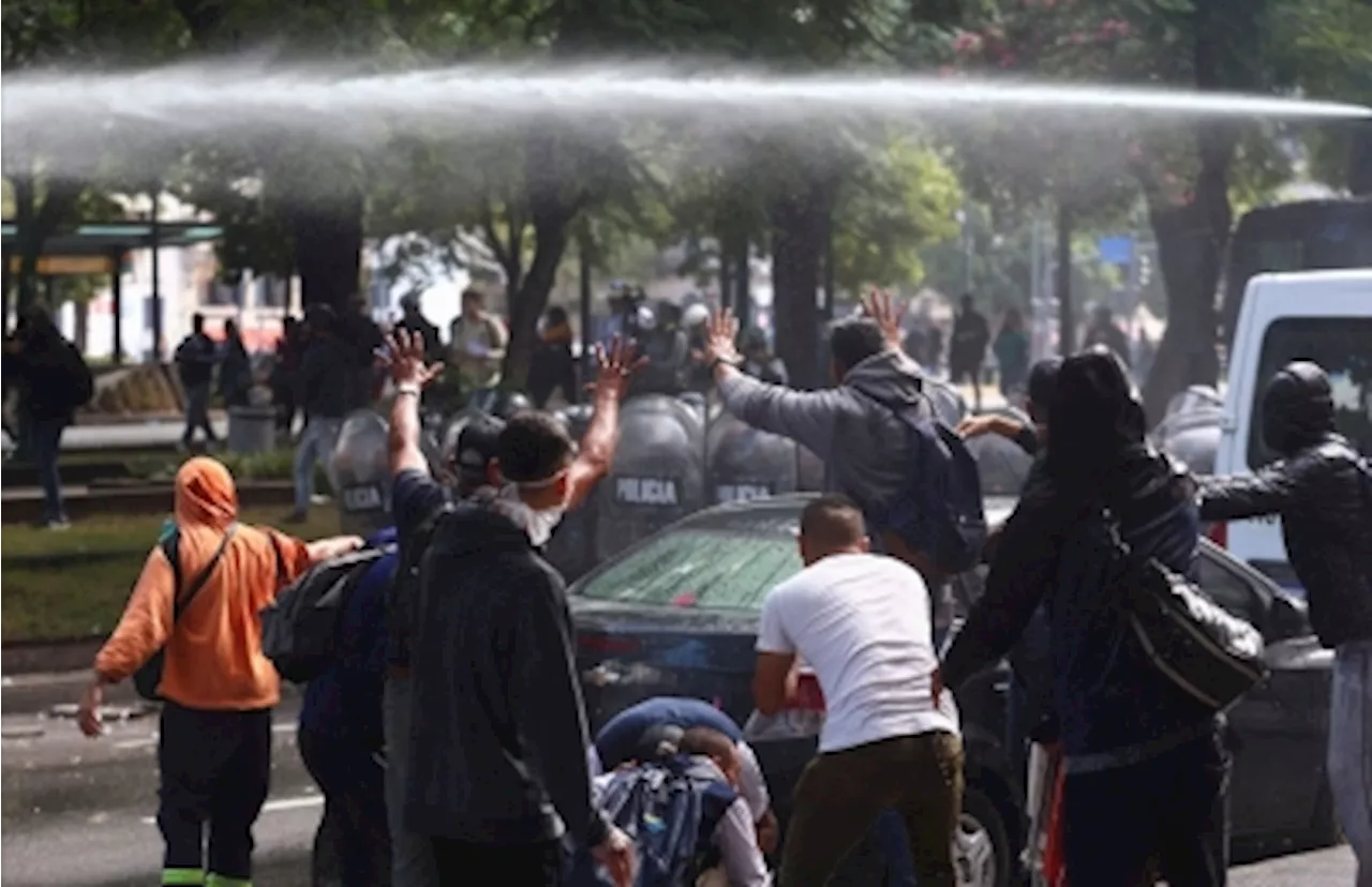 Ten arrested, several hurt at Buenos Aires anti-austerity march