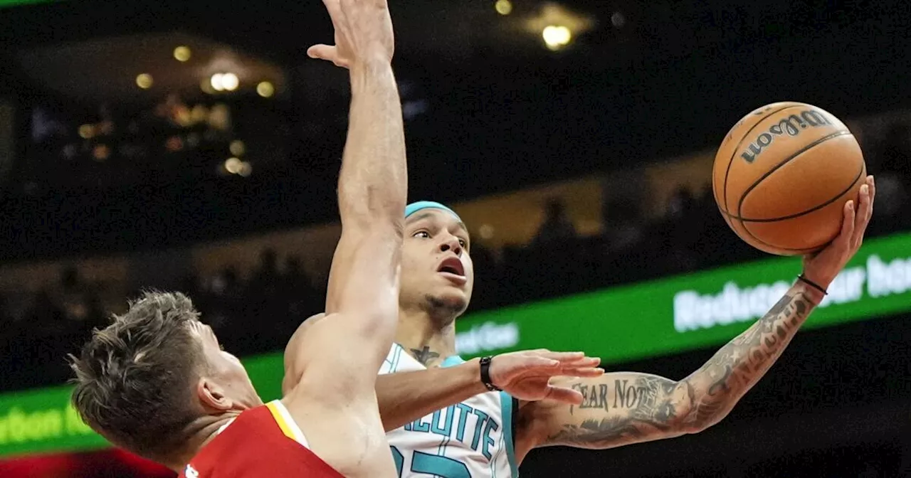 Hornets arruinan el retorno de Young y vencen 115-114 a Hawks