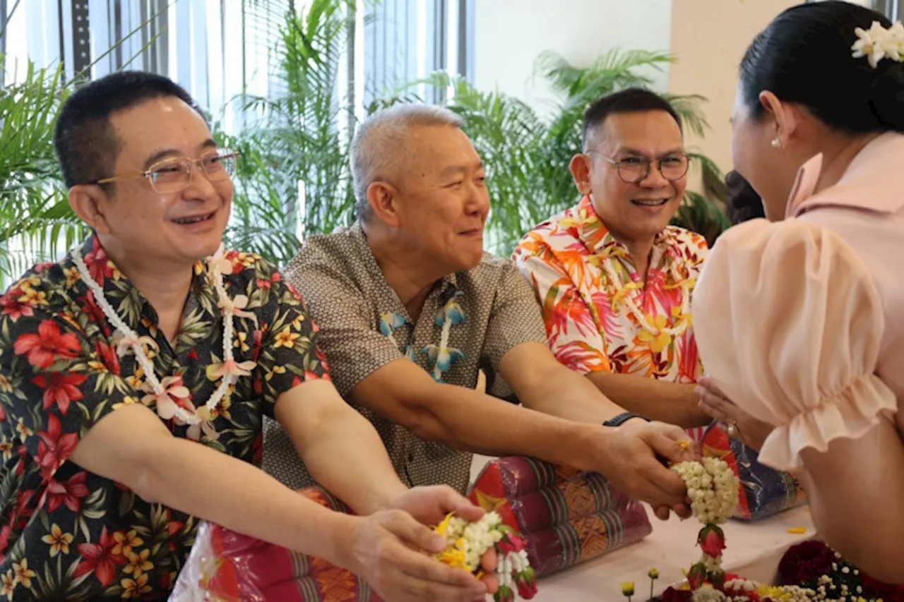 กลุ่มงานพยาบาล รพ.ตร.สมาคมศิษย์เก่าพยาบาลจัดงาน 'สืบสานวัฒนธรรมไทย รดน้ำขอพรผู้ใหญ่ สงกรานต์'