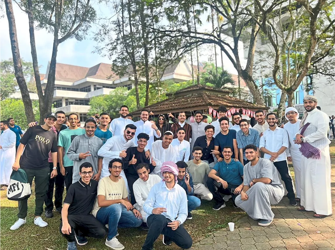 Foreign Muslim Students Celebrate Hari Raya Aidilfitri in Malaysia