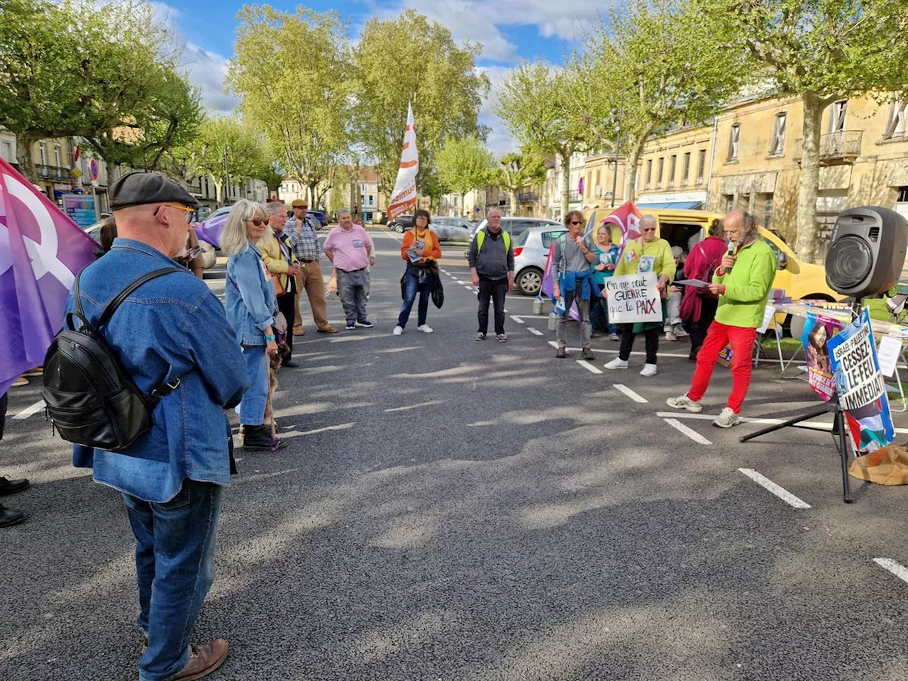 Manifestation devant la sous-préfecture de Bergerac contre Emmanuel Macron