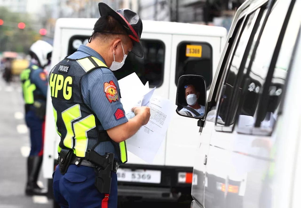 Marcos prohibits govt officials, personnel from using sirens, blinkers