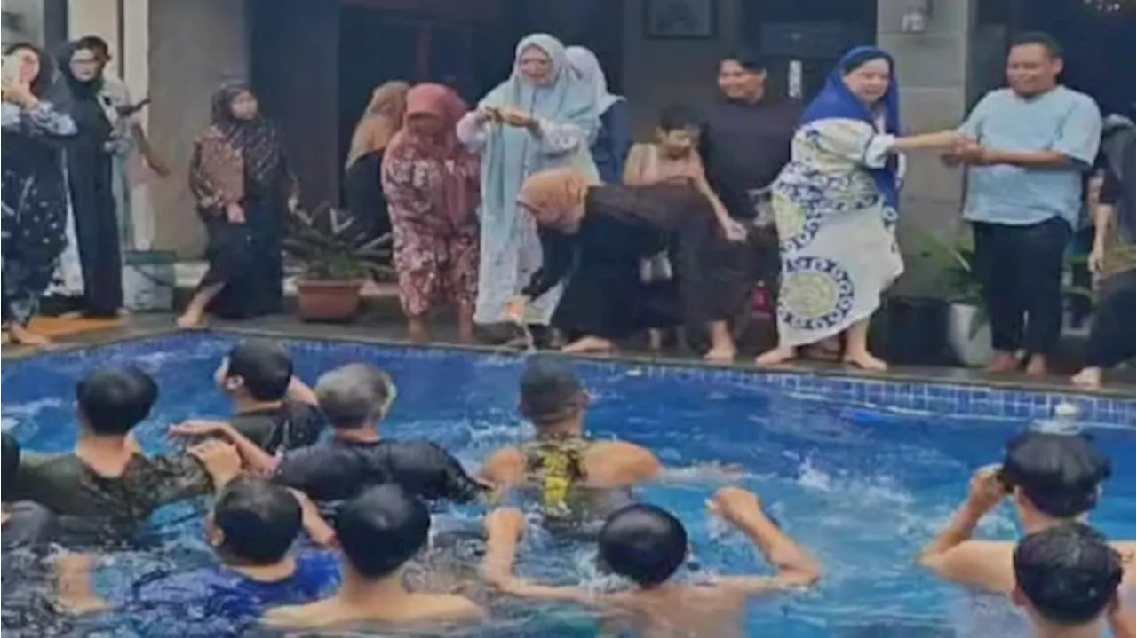 Muslims Celebrate Idul Fitri with Joyful Tradition of Nyawer