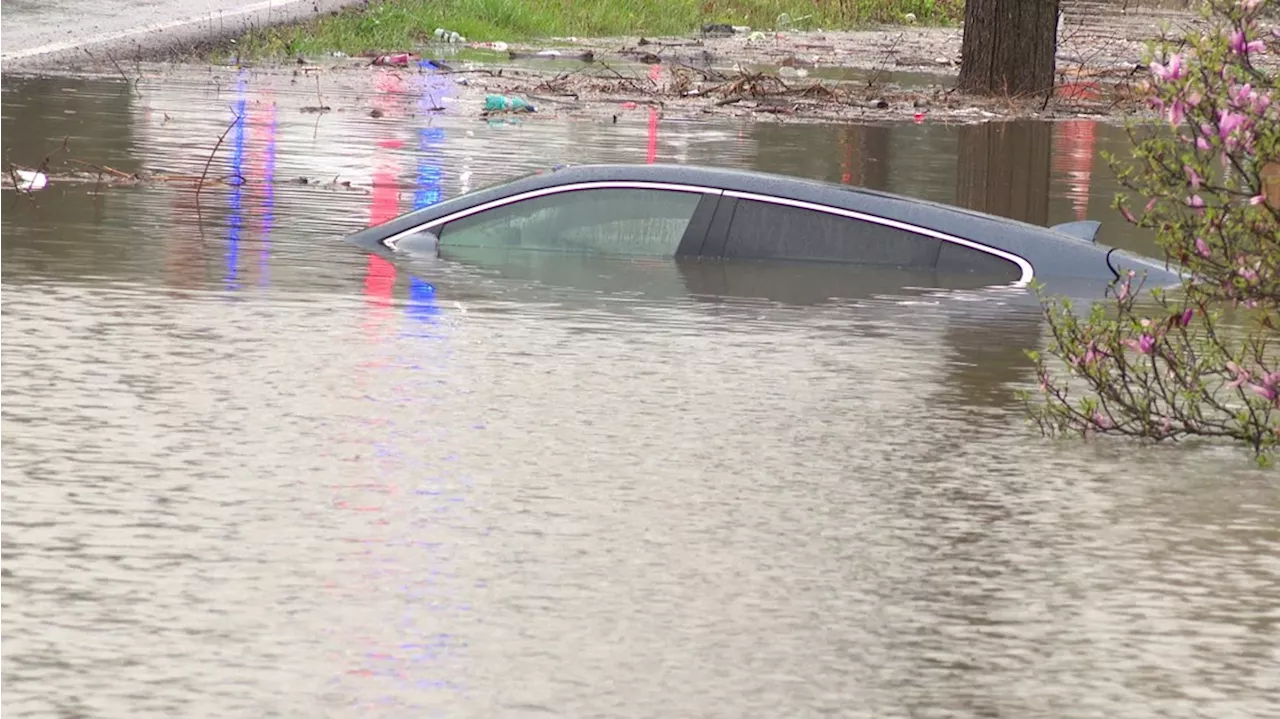 Driver escapes car in rising floodwater on Indy's northeast side