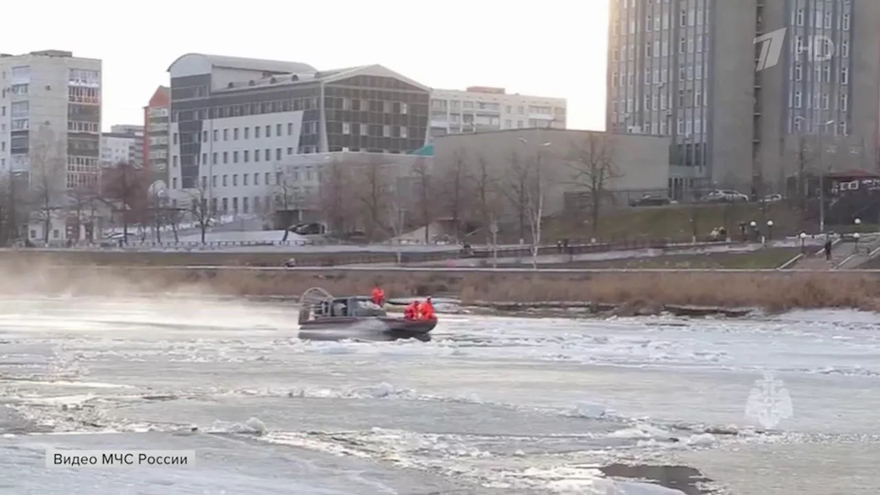 В Оренбурге из-за повышения уровня воды звучит сирена и проводится массовая эвакуация. Новости. Первый канал