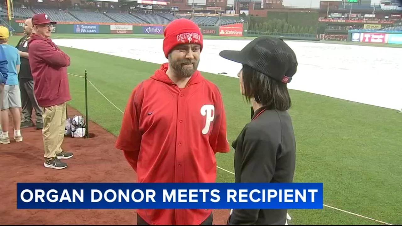 Philadelphia kidney transplant recipient meets donor for first time at Phillies game