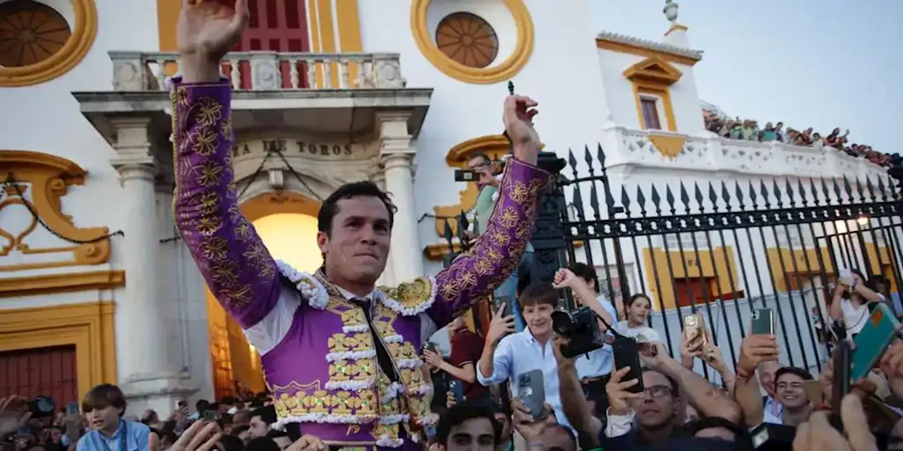 Daniel Luque abre la Puerta del Príncipe en una gran tarde de toros en Sevilla, en la que Urdiales y Talava...