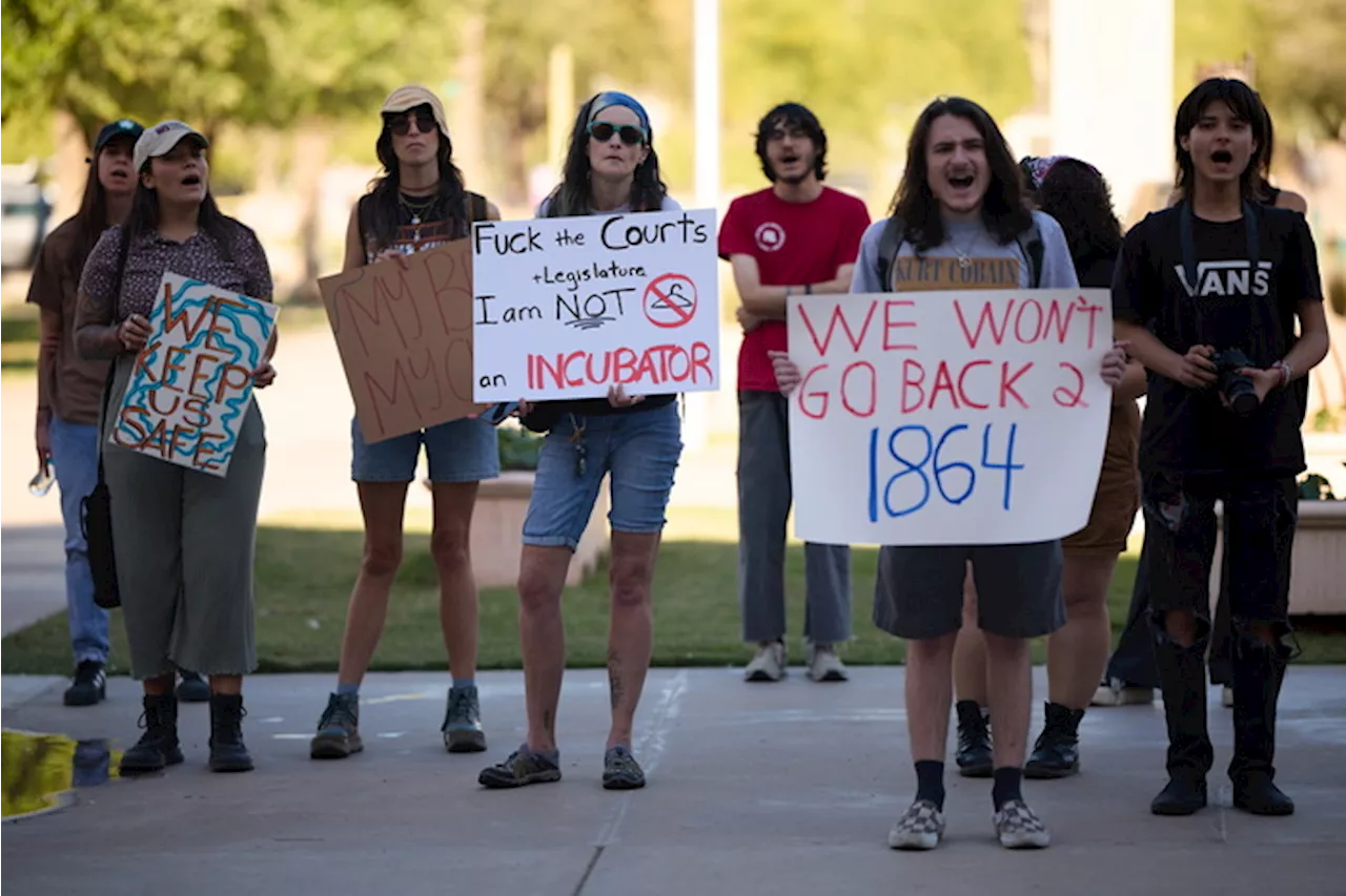 Attivisti protestano a favore dell'aborto in Arizona