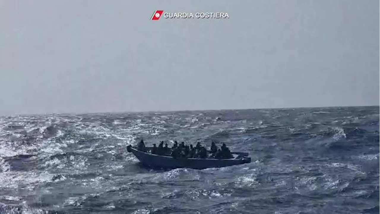 Si temono almeno 24 morti, fra cui 2 bimbe, nel naufragio di Lampedusa