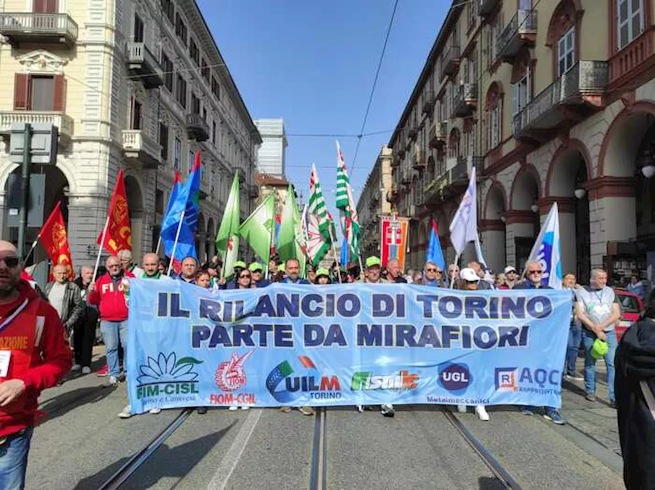 Tutti in piazza per Mirafiori, migliaia al corteo a Torino