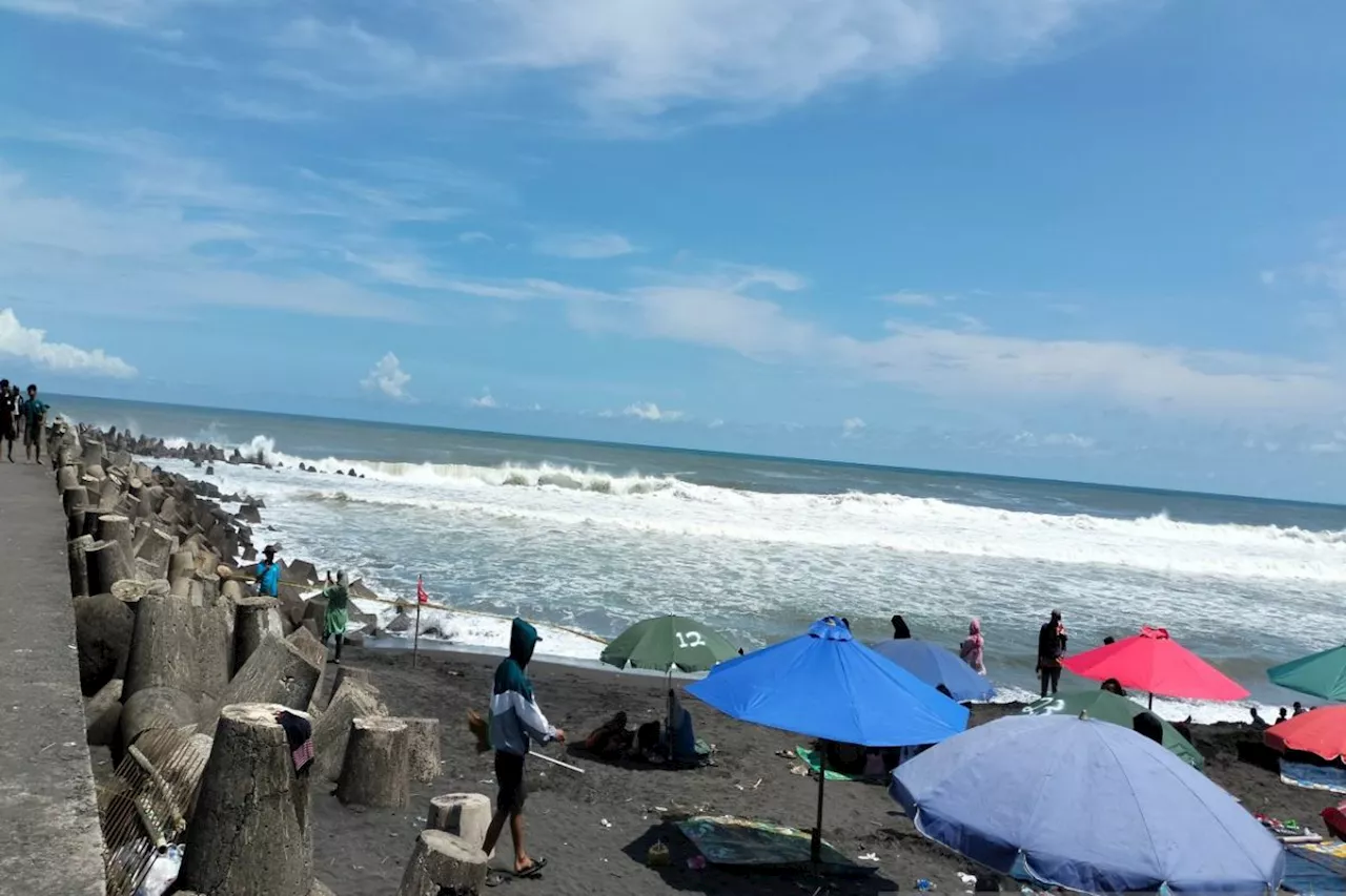 Kepolisian Resor Kulon Progo Mengimbau Wisatawan Tidak Mandi di Pantai Glagah