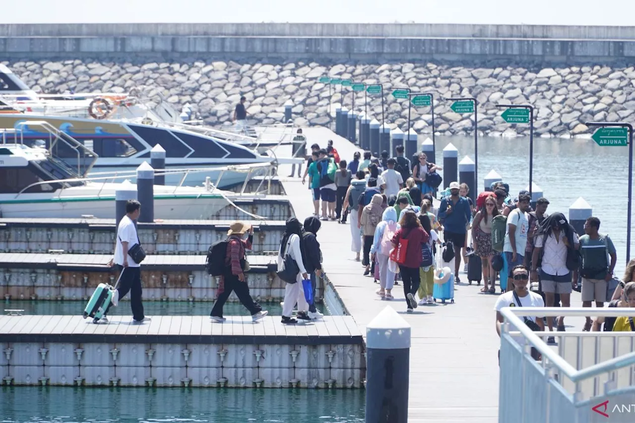 Puluhan ribu orang menyeberang ke Nusa Penida selama Lebaran