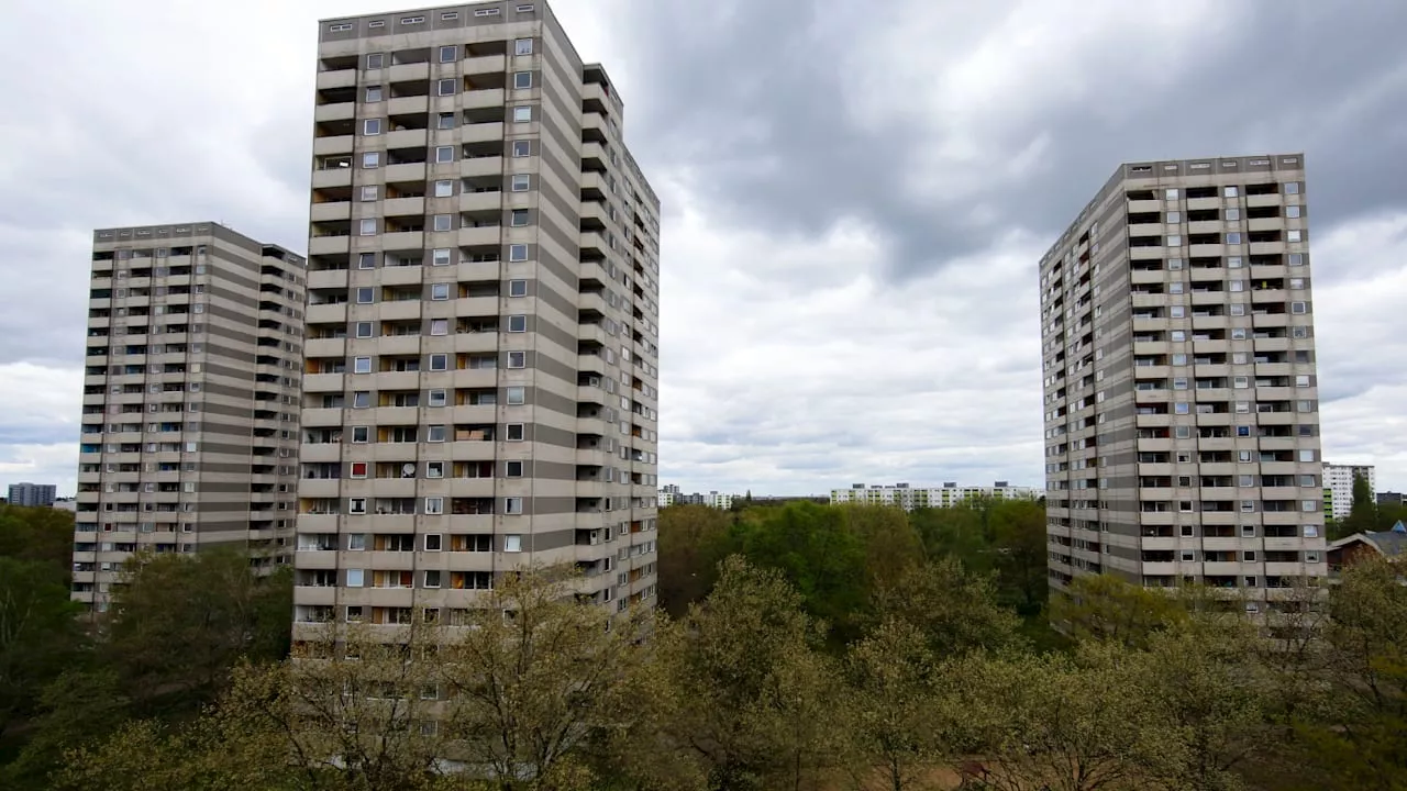 Kein Strom, kein Fahrstuhl: Rollstuhl-Plackerei in Berliner Hochhaus