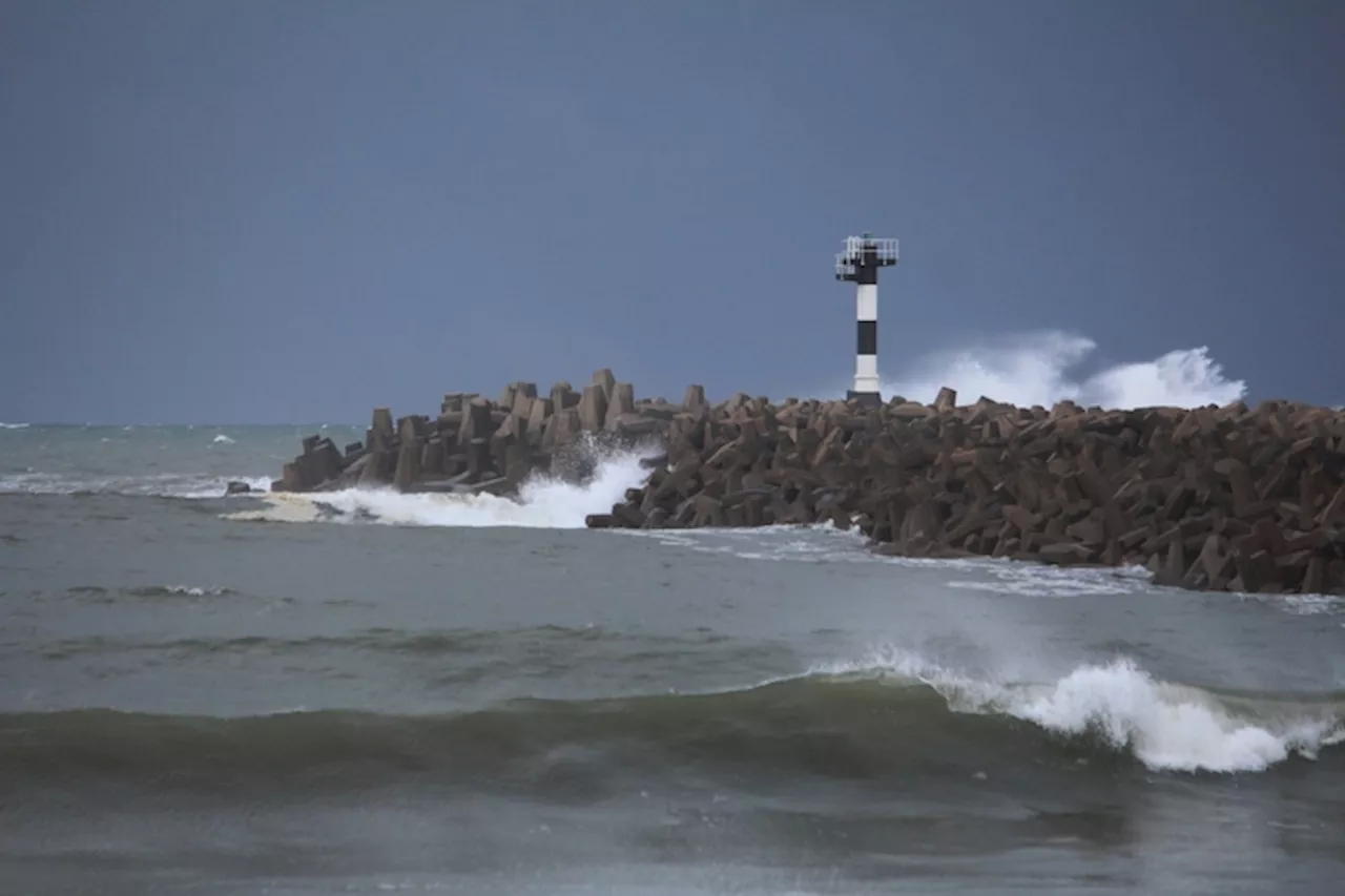 Weather service issues warning as waves over 5m expected along KZN coastline