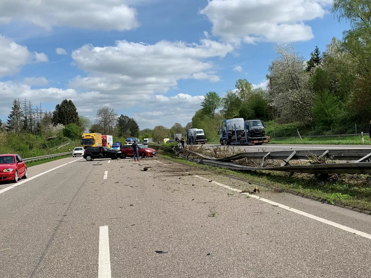 Schwerer Verkehrsunfall mit 5 beteiligten Fahrzeugen auf BAB 6 nach Grenzübergang Goldene Bremm