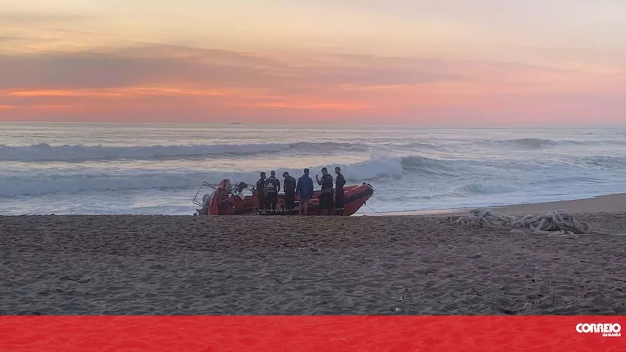 Operações de resgate por jovem em apuros no mar de praia em Vila Nova de Gaia