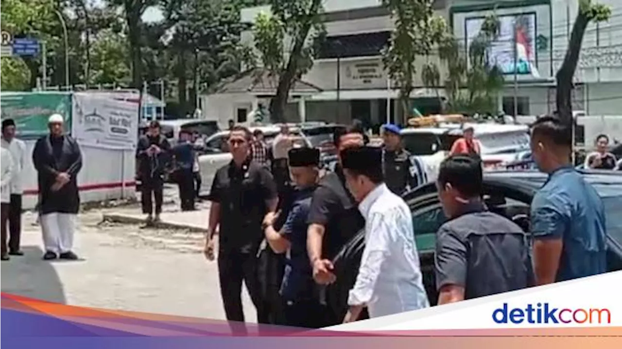 Presiden Jokowi Salat Jumat di Masjid Agung Medan