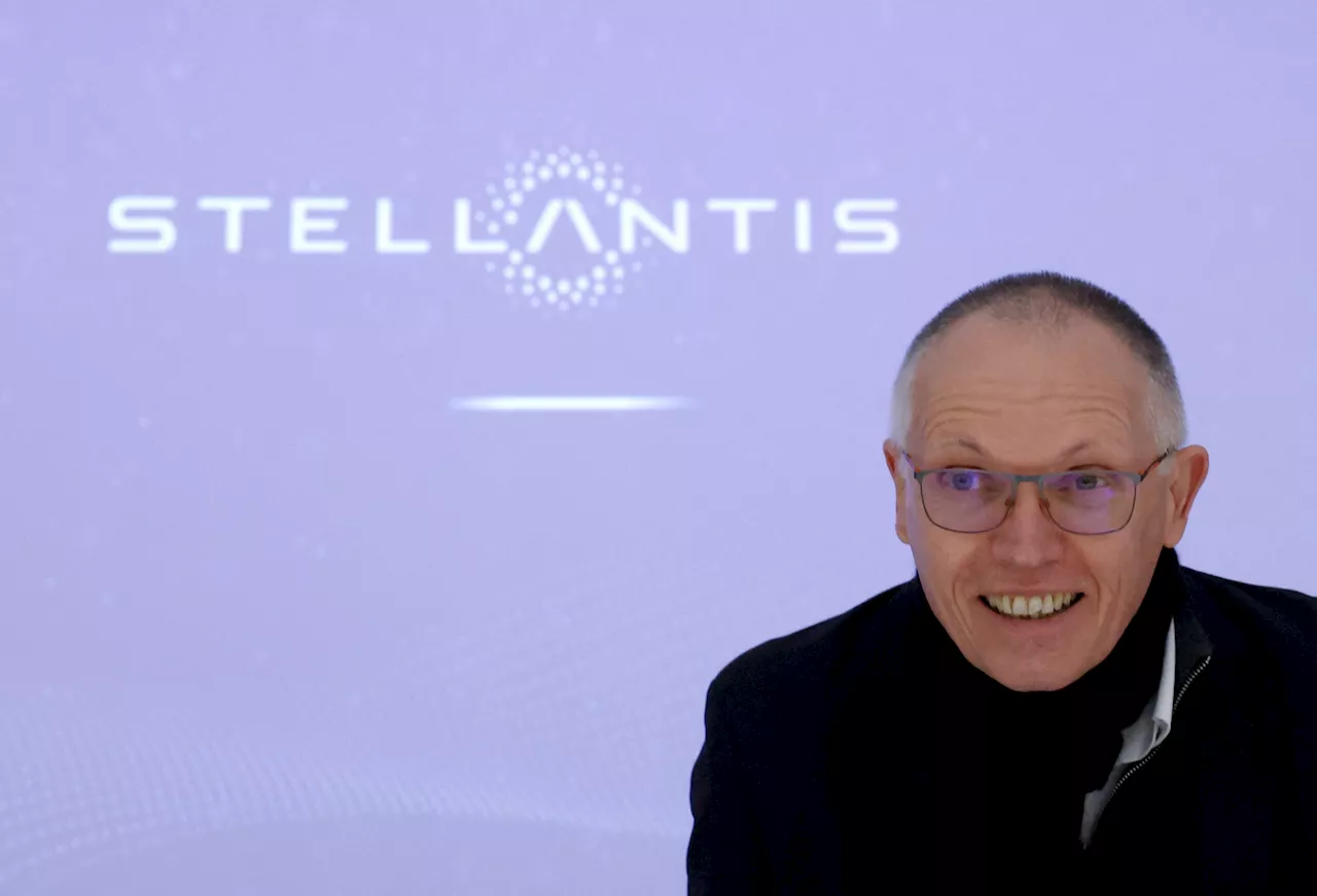 Carlos Tavares, le président de Stellantis, exprime son scepticisme envers l'électrification de l'industrie automobile