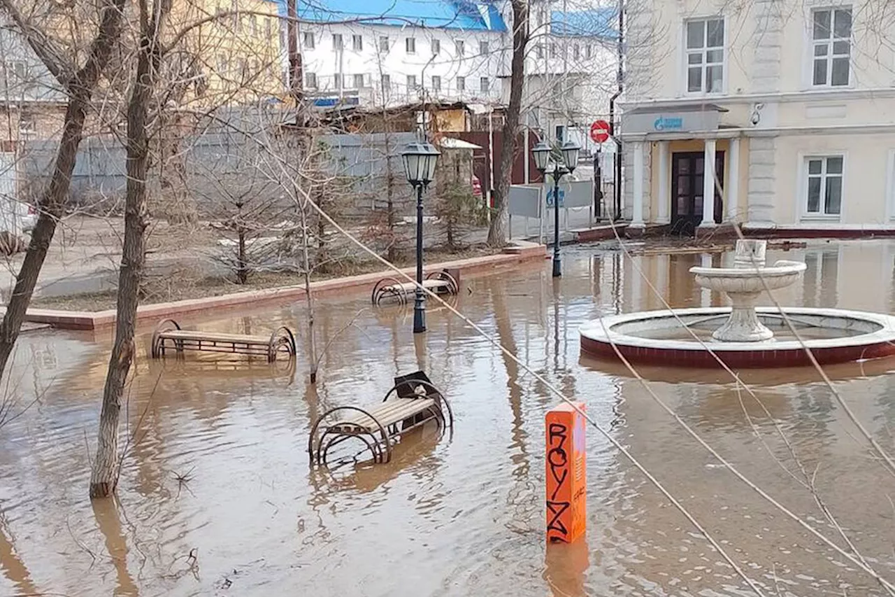 «Вчера присели на лавочки, а сегодня они в воде»: жительница Оренбурга о наводнении в городе