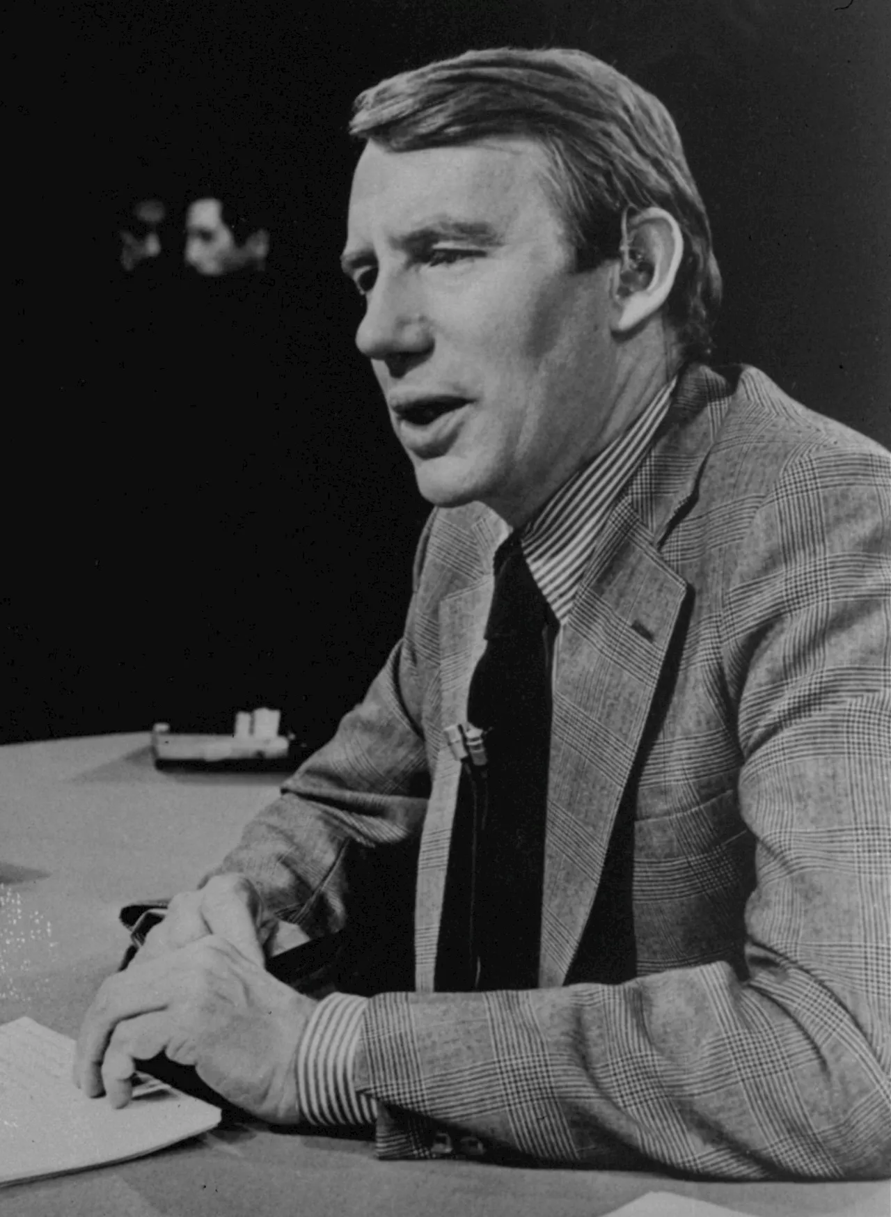 Robert MacNeil, creator and first anchor of PBS 'NewsHour' nightly newscast, dies at 93