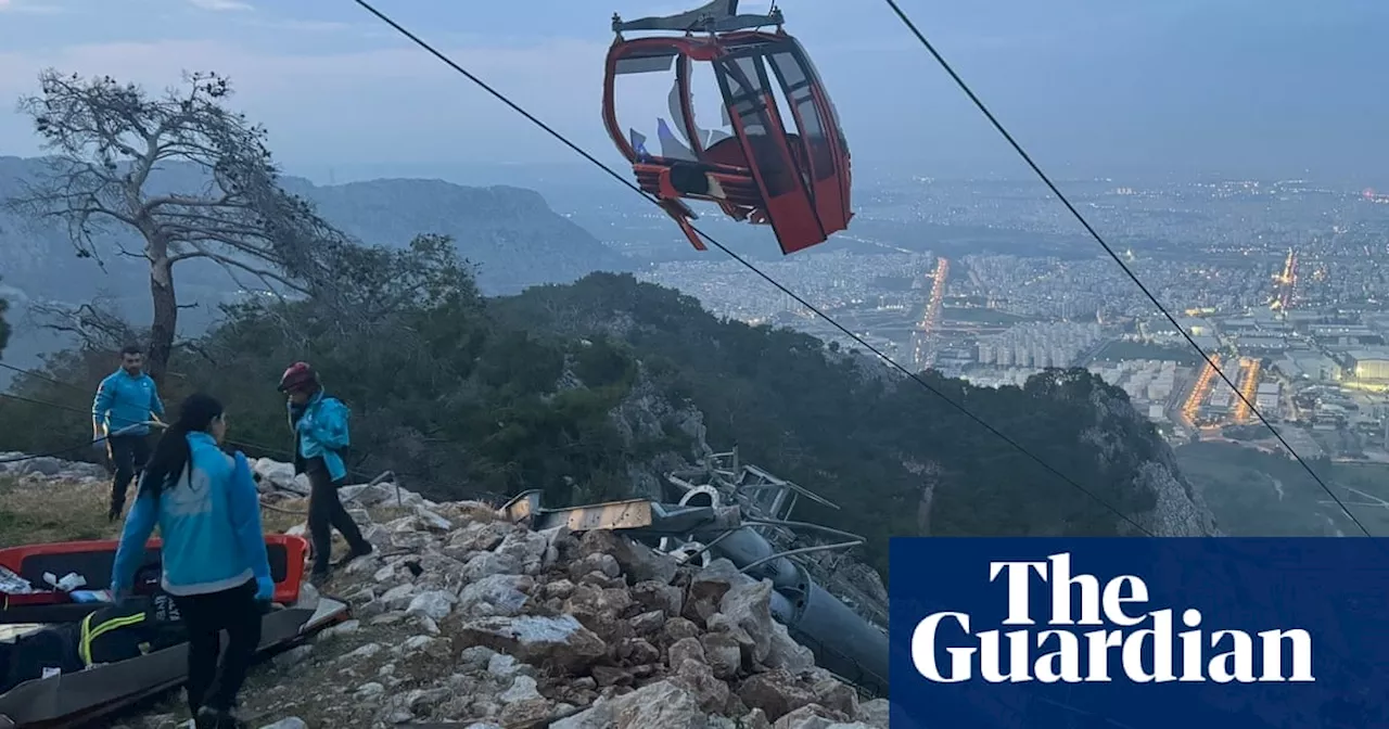 One killed and 184 stranded midair after cable car collapses in Turkey