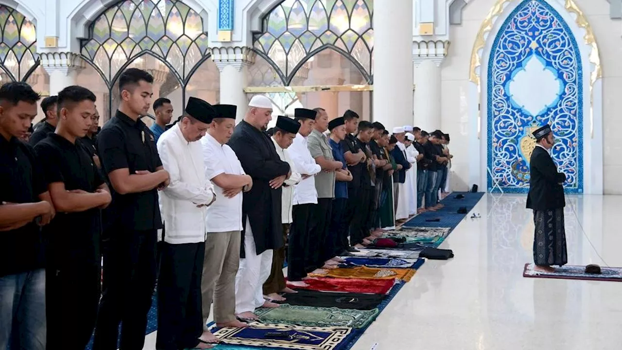 Presiden Jokowi di Medan, dari Dengarkan Khotbah di Masjid hingga Main dengan Cucu