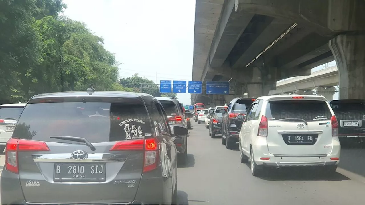 Tol Jakarta-Cikampek Macet, 'Contraflow' Diterapkan dan Tol MBZ Ditutup