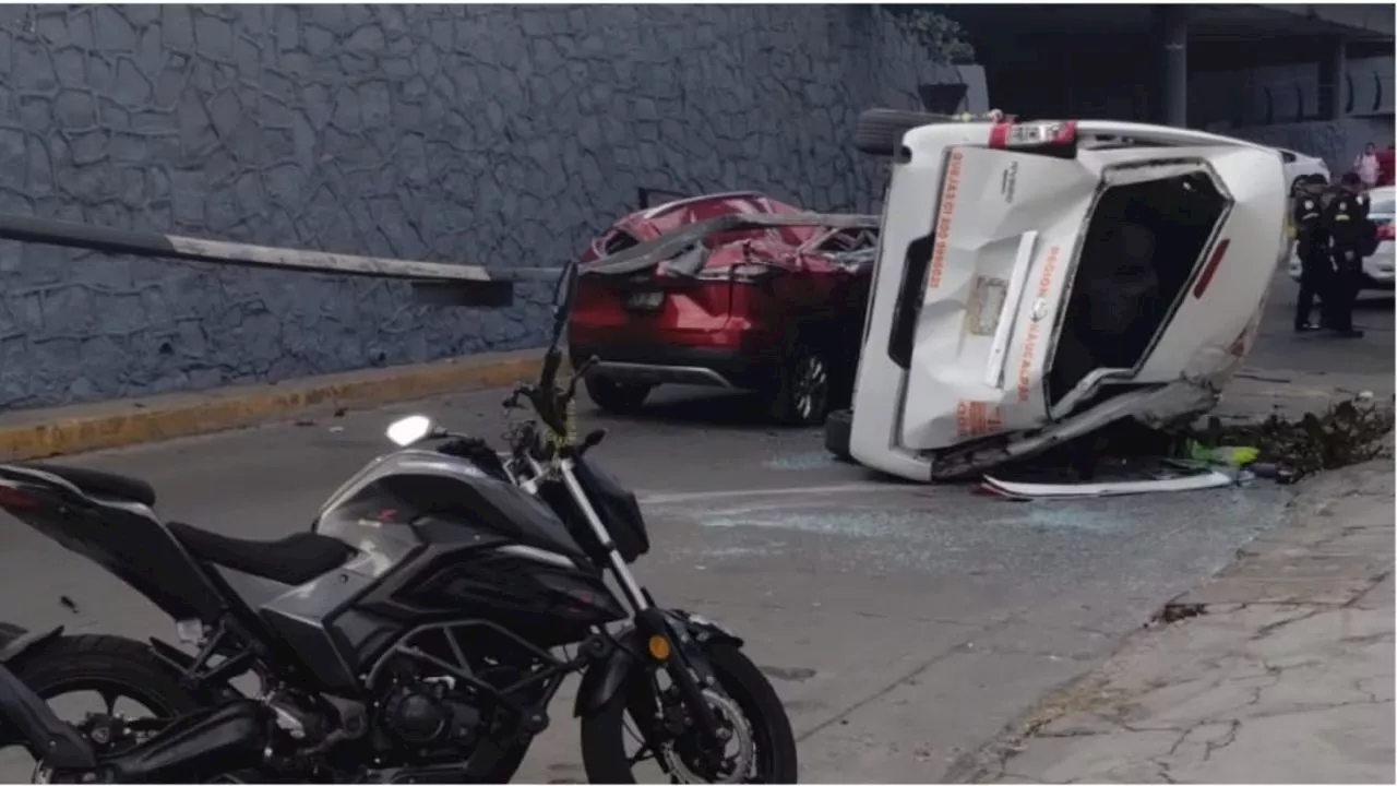 Combi pierde el control y cae desde puente de Periférico Norte, reportan dos lesionados