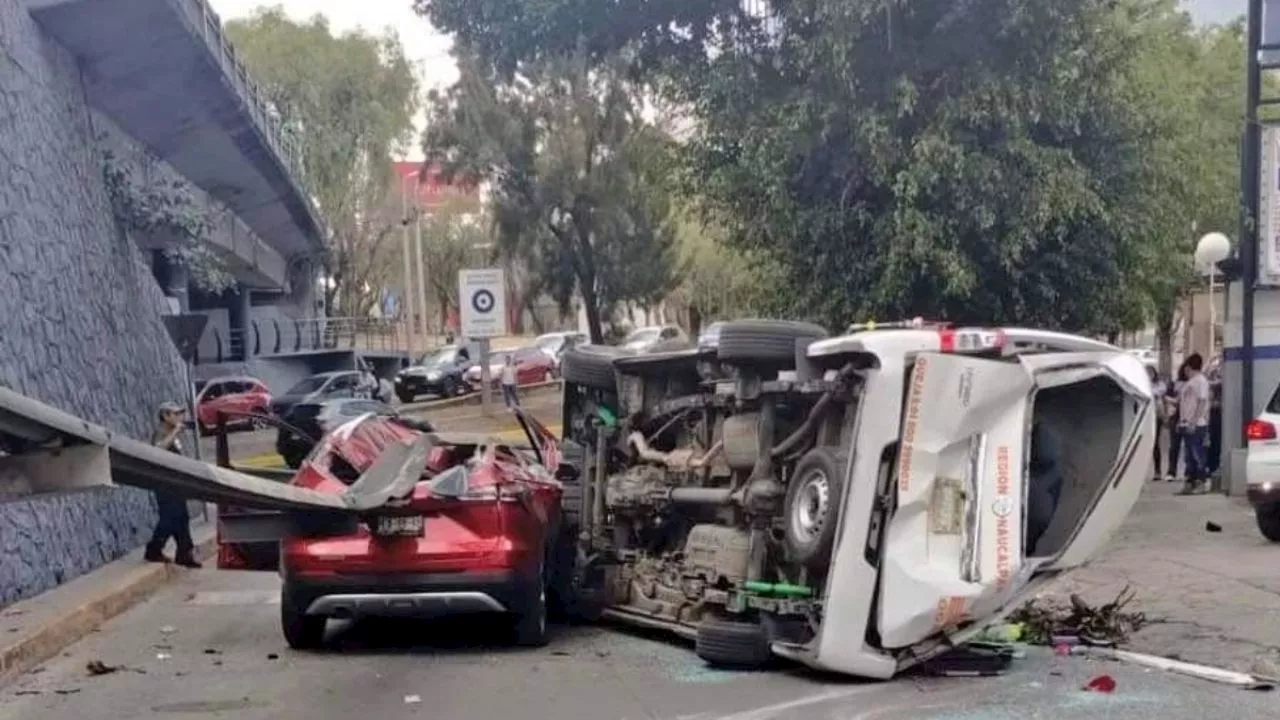 Momento exacto en el que una combi cayó sobre camioneta en Periférico Norte