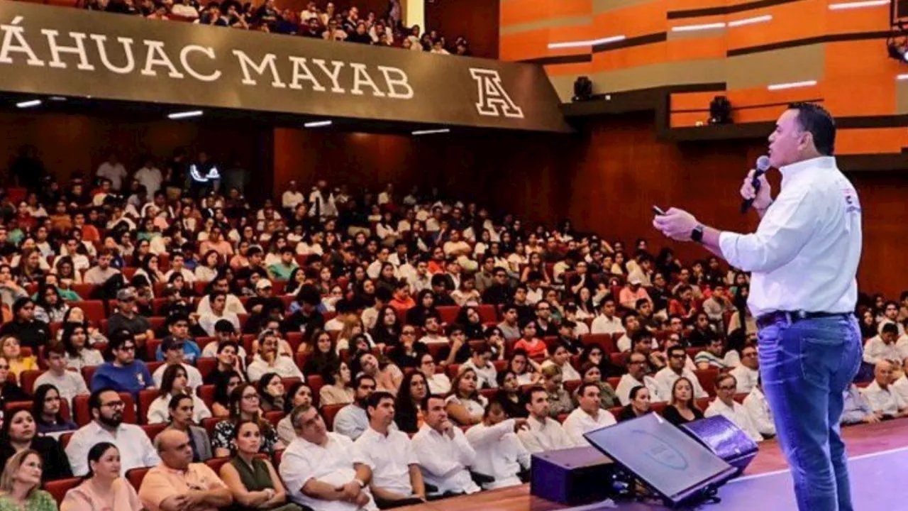 Renán Barrera presenta propuestas a estudiantes de universidad en Yucatán