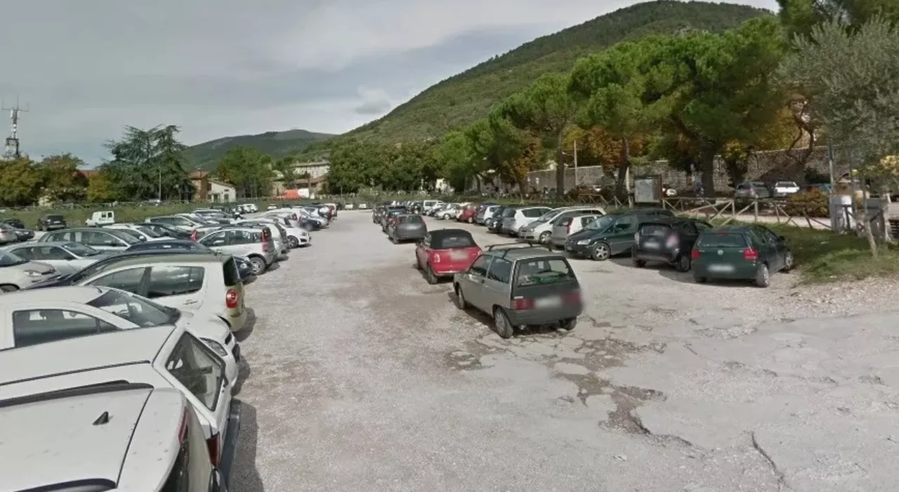 Gubbio, bucava le gomme delle auto parcheggiate: denunciato un settantenne