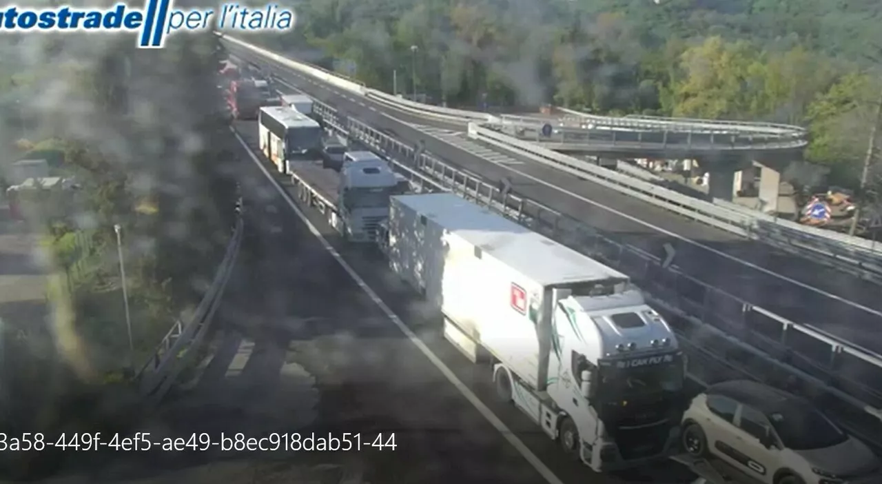 Incidente sull'A1, camion va a fuoco e si ribalta tra San Giovanni Valdarno e Arezzo: traffico bloccato, lungh