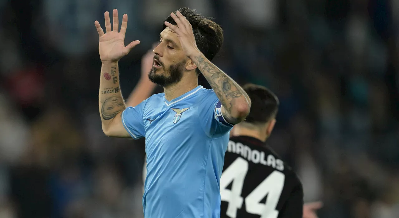 La Lazio vince 4-1 contro la Salernitana ma piovono fischi dall'Olimpico