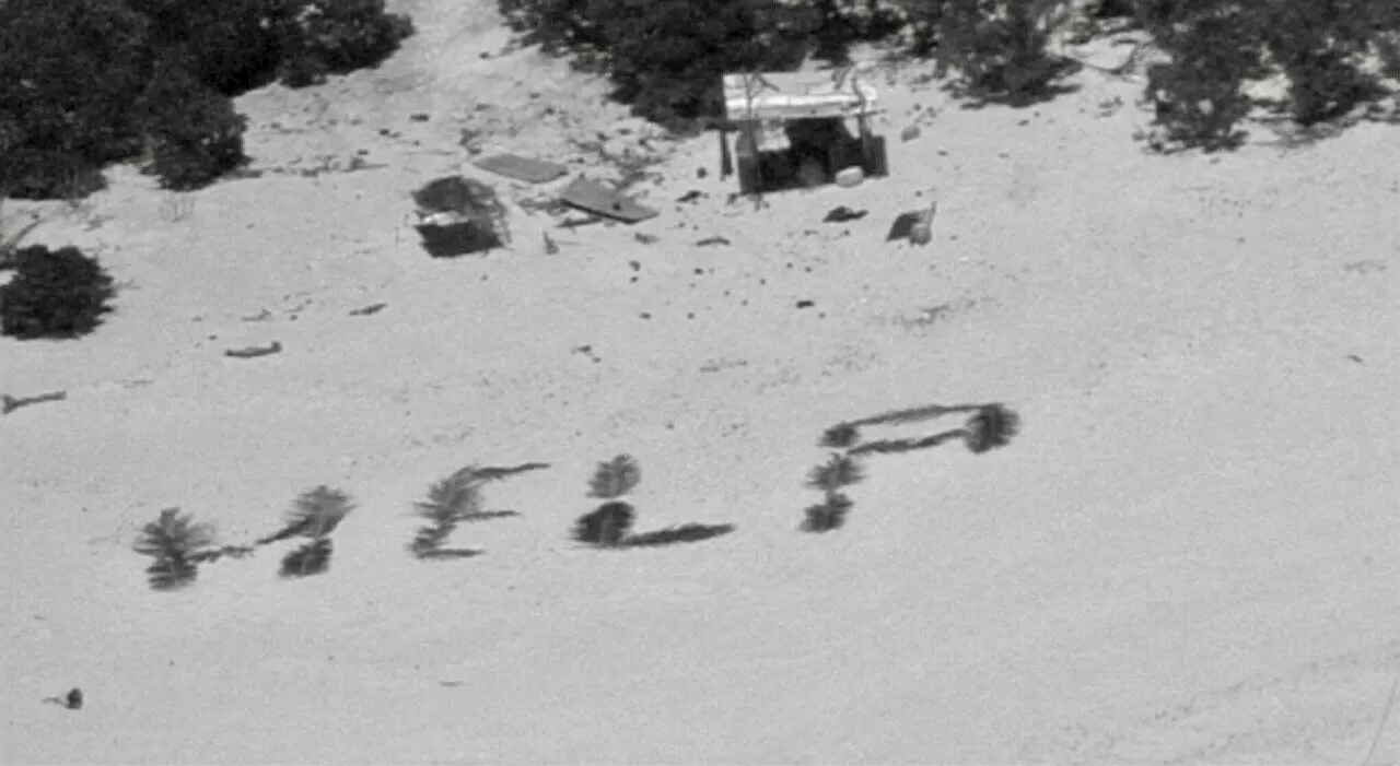 Naufraghi salvati grazie alla scritta “help” sulla spiaggia con foglie di palma: i tre pescatori su un atollo