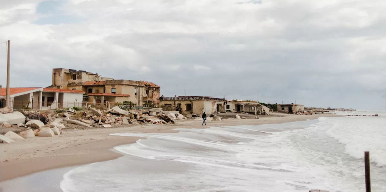 Sulle spiagge di Castel Volturno sta finendo la sabbia