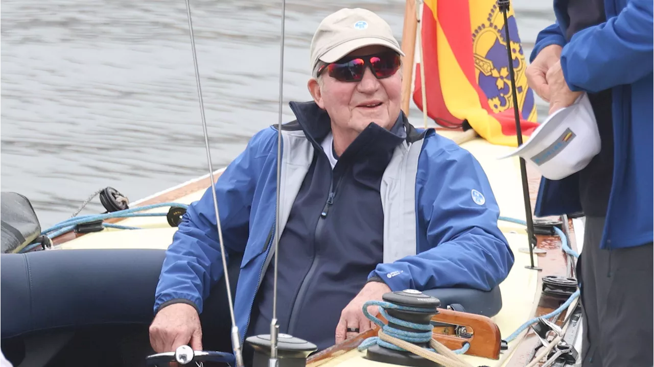 Don Juan Carlos a vuelve a Sanxenxo para participar en otra regata