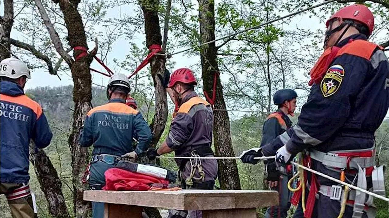 Двоих сорвавшихся со скалы туристов спасли в Адлерском районе Сочи