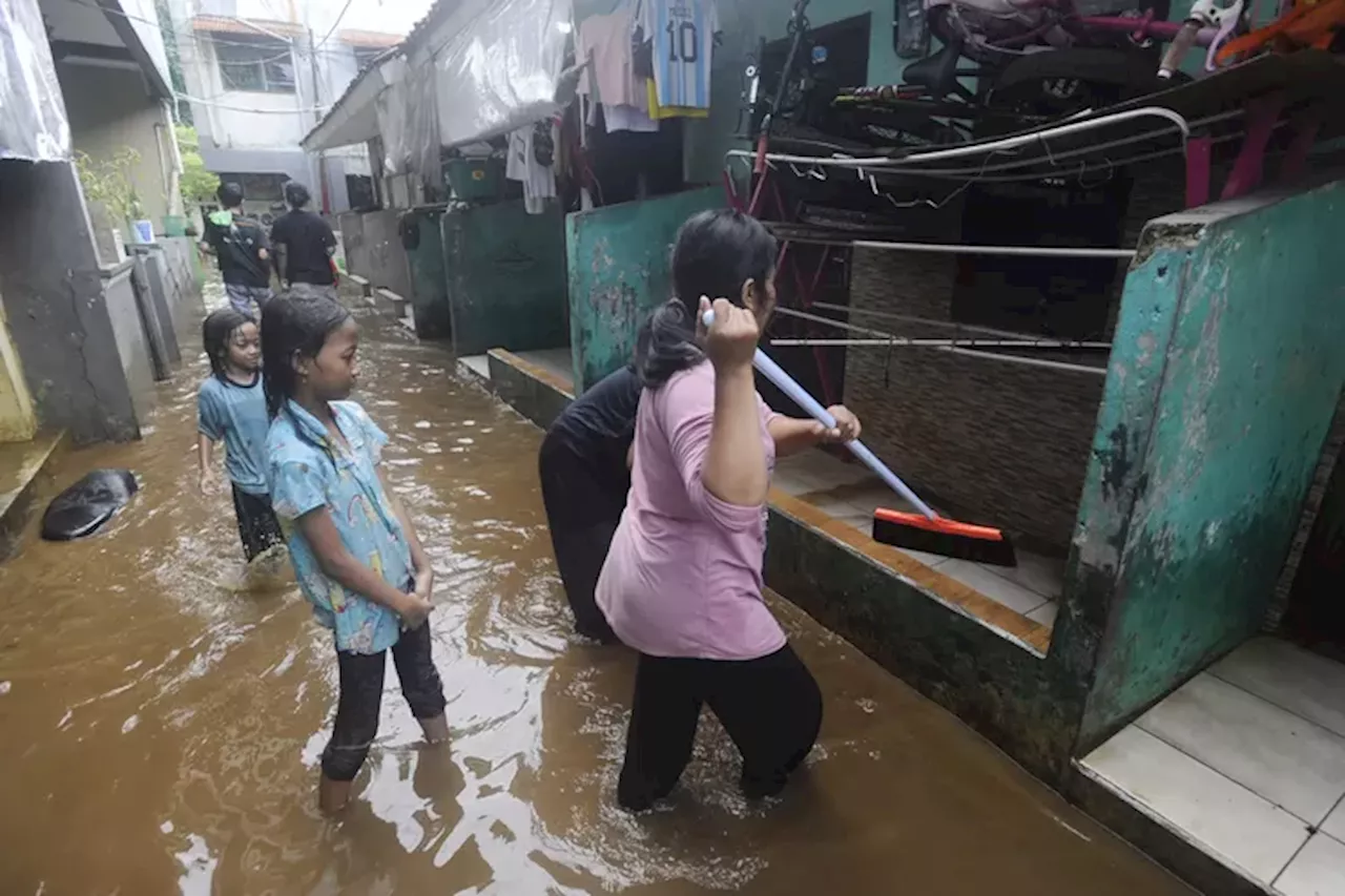 BPBD DKI: Banjir Rendam 3 Ruas Jalan Sore Ini Usai Hujan Deras