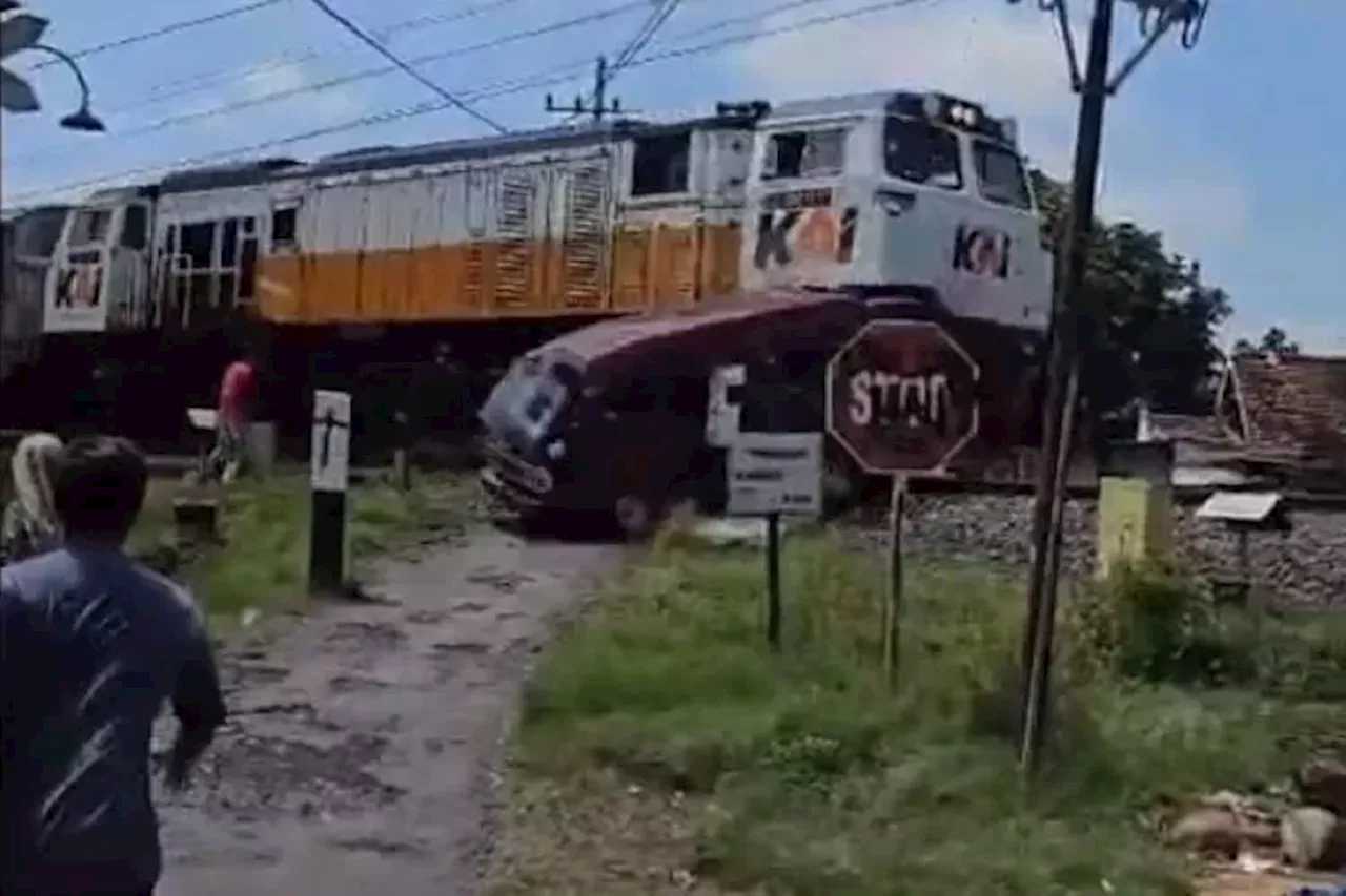 Detik-Detik Minibus Dihantam Kereta Api di Madiun, Kondisi Terakhir para Penumpang Lolos dari Maut