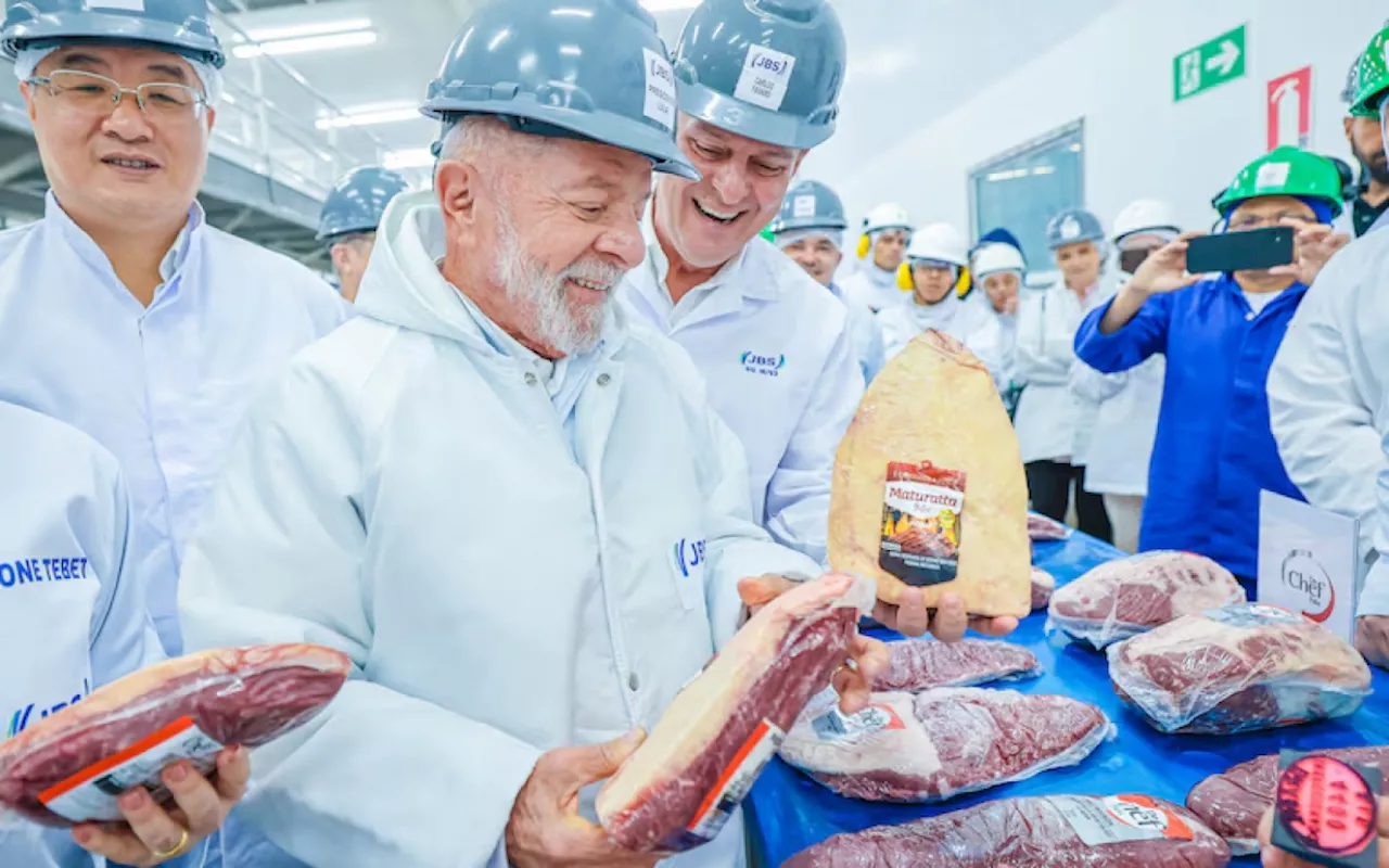 Lula cumprimenta irmãos Wesley e Joesley, da JBS, em evento no Mato Grosso do Sul