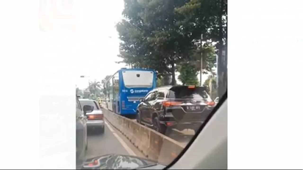 Pengendara Mobil Fortuner dengan Pelat Mabes TNI Diduga Menabrak Mobil di Tol Jakarta-Cikampek