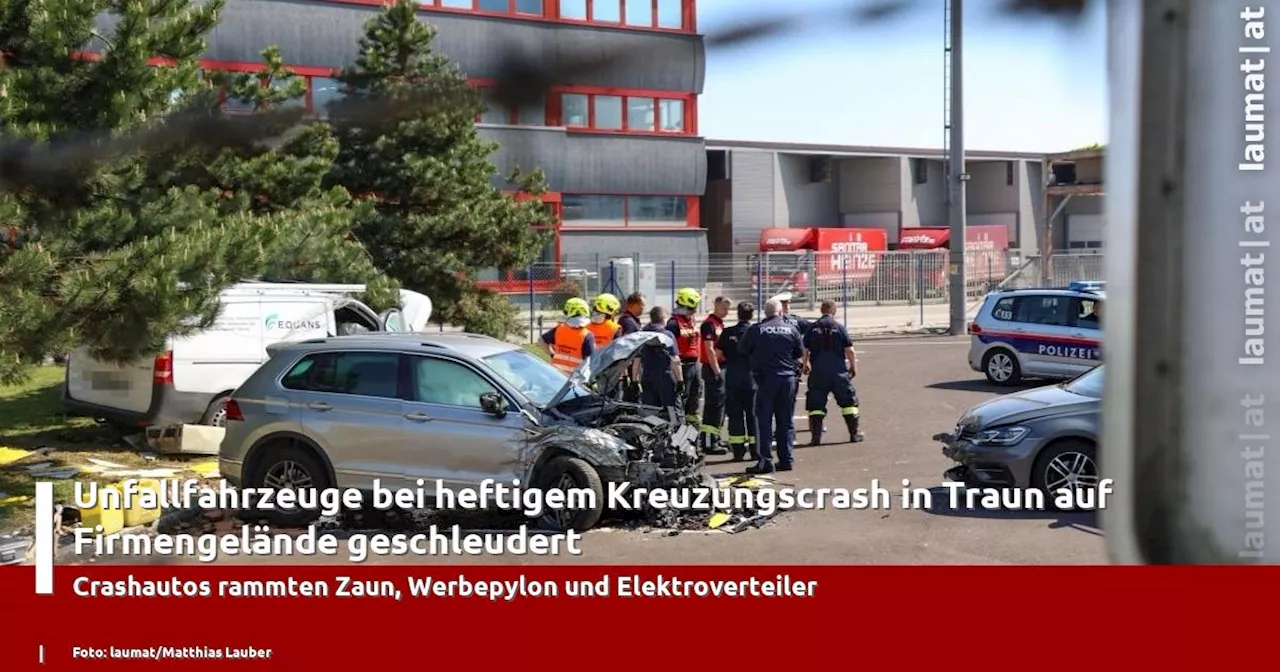 Heftiger Kreuzungscrash in Traun: Unfallfahrzeuge auf Firmengelände geschleudert