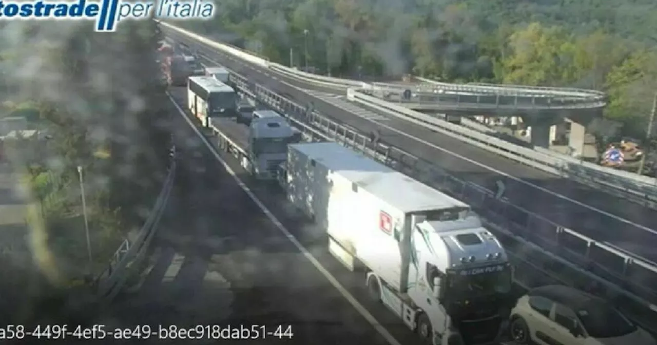 A1, disastro tra Valdarno e Arezzo: tir si ribalta e prende fuoco, caos in autostrada