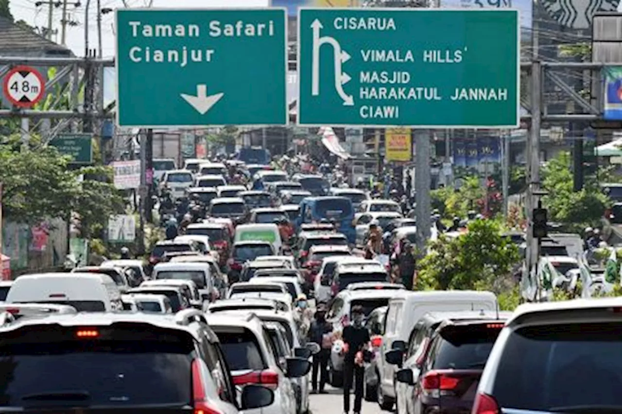 Kemacetan Kendaraan di Jalur Wisata Puncak Bogor