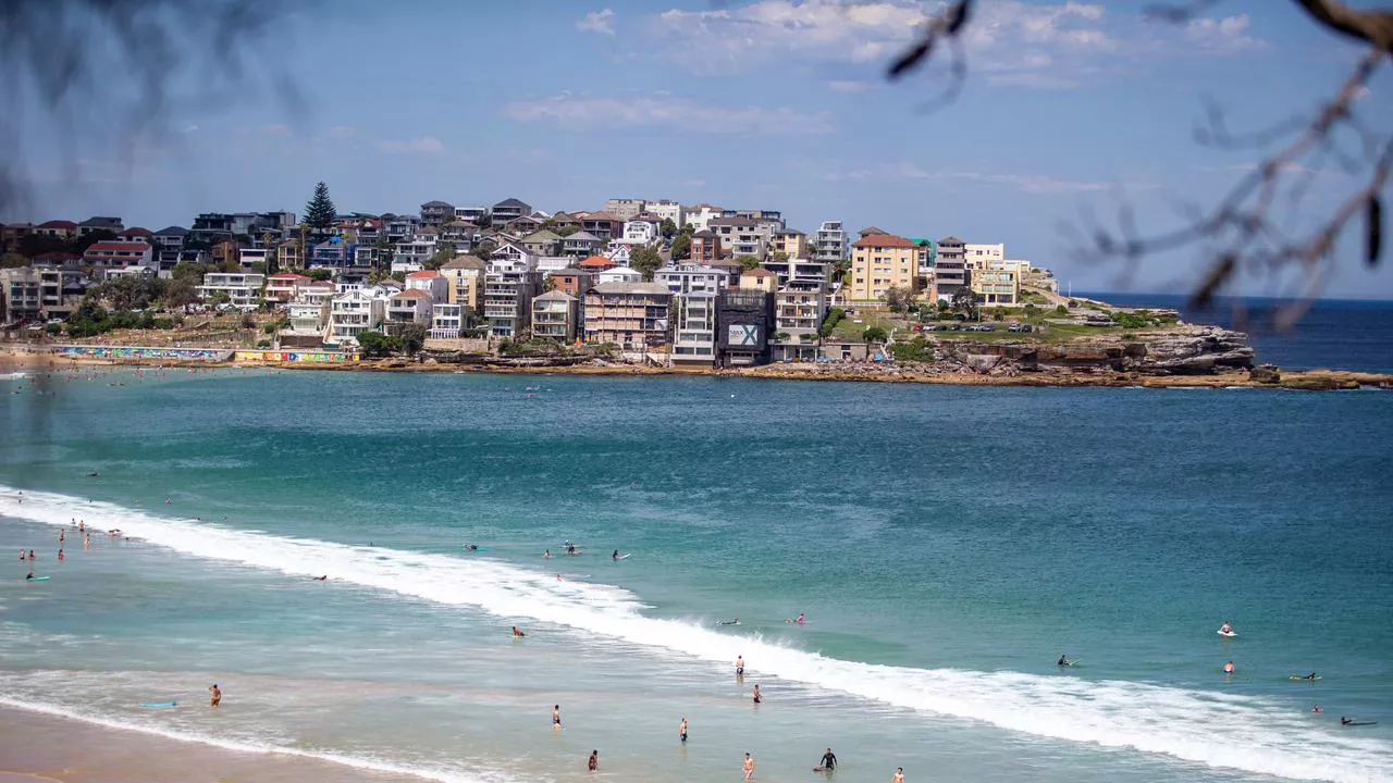 Chaos after stabbing at Bondi Beach