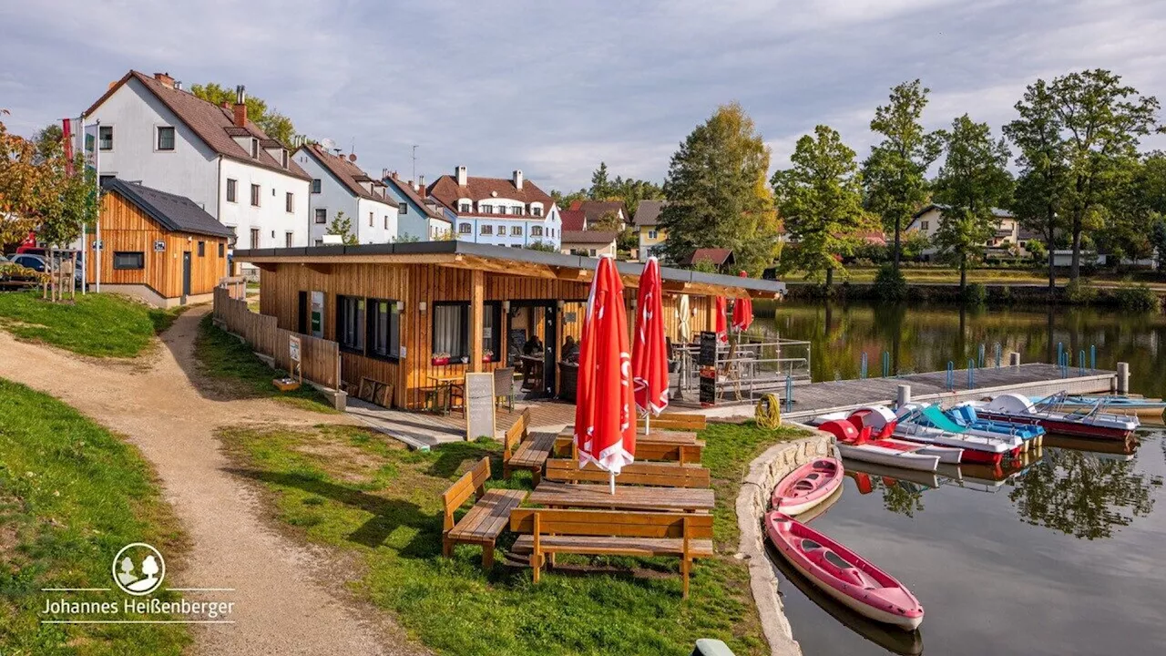 Photovoltaikanlage auf dem Dach des Bootsverleihs am Herrensee in Litschau