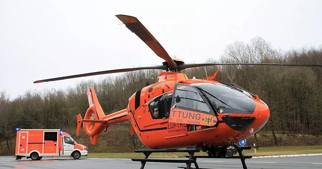 Rettungshubschrauber im Einsatz: Motorradfahrer kollidiert mit Bielefelder Trecker