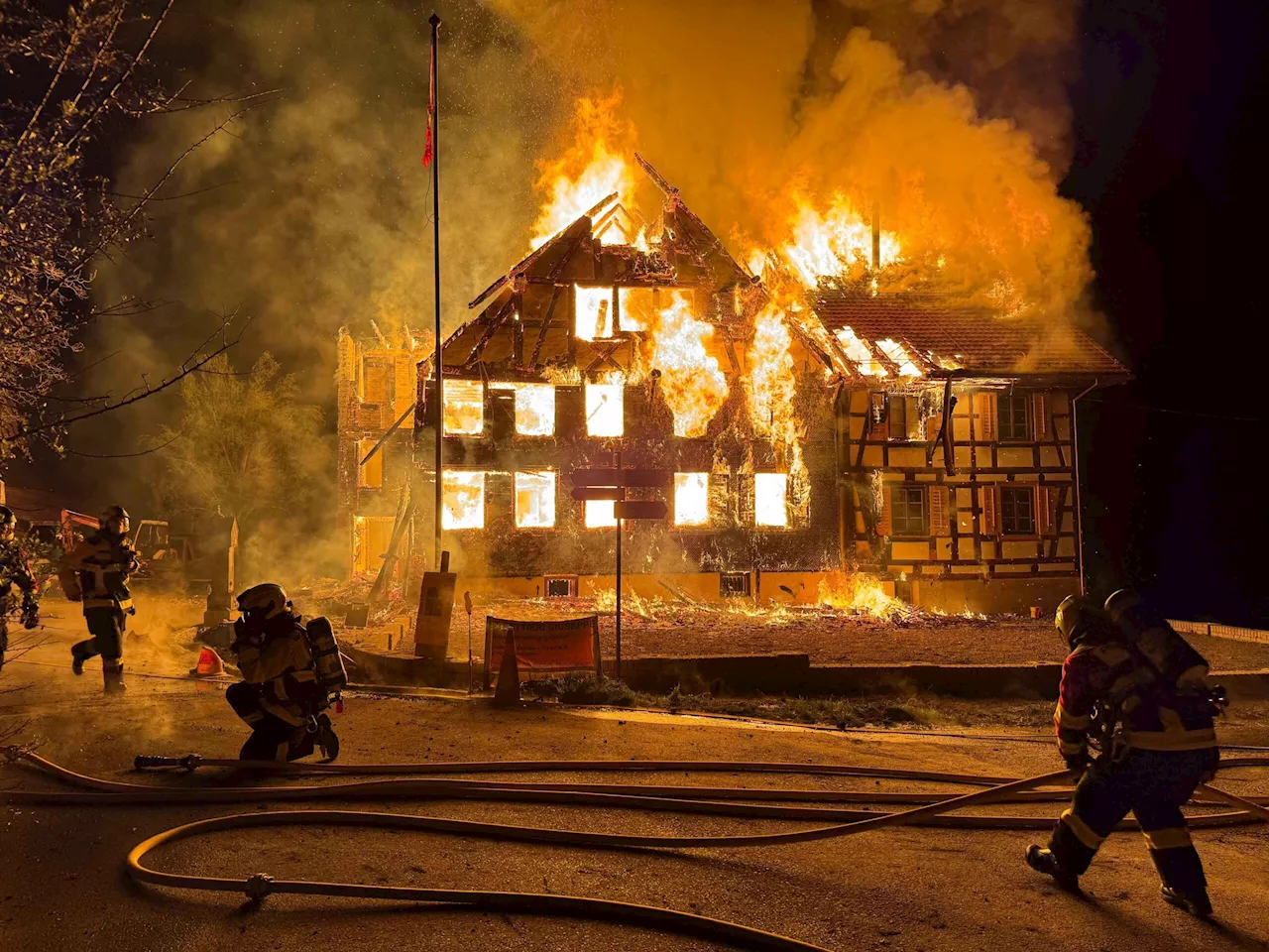 Großbrand in Baar: Feuerwehr verhindert Übergreifen auf andere Gebäude