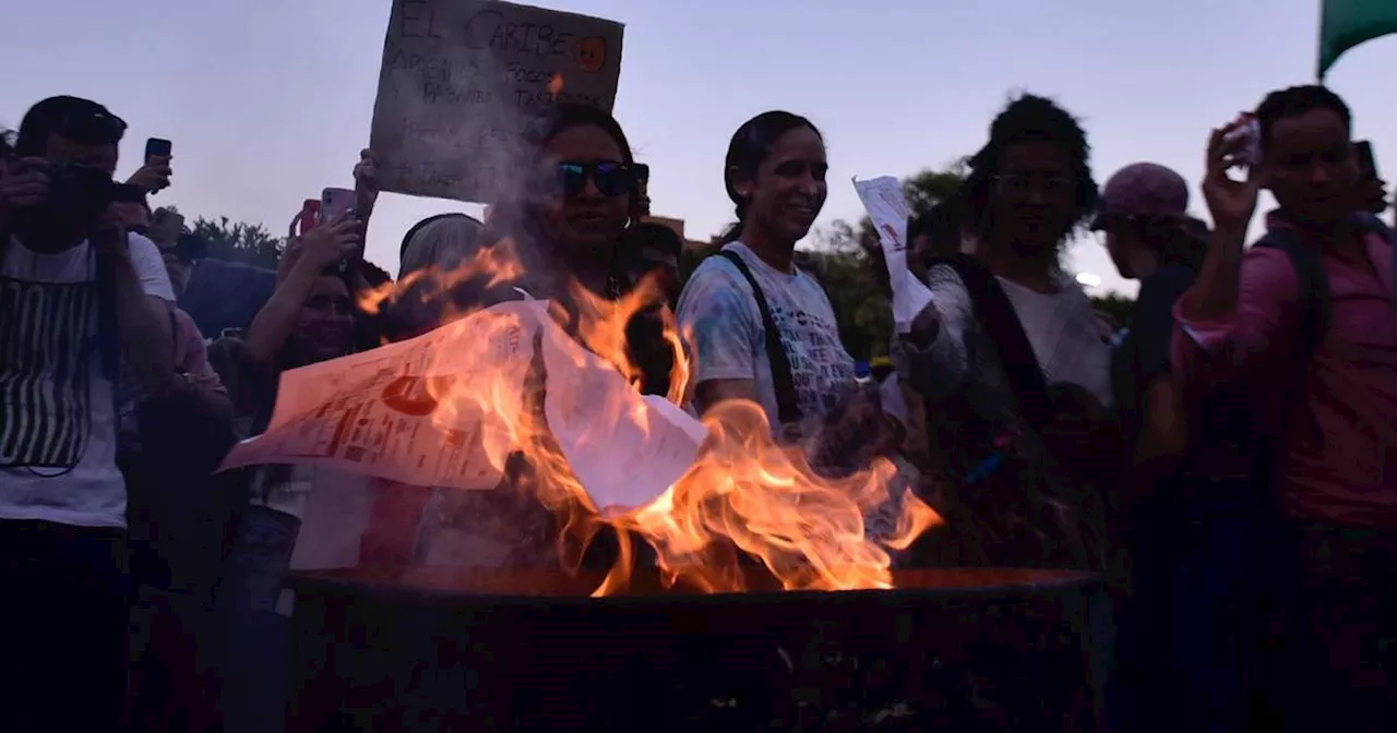 “Quemaron los recibos de energía”: Liga de Usuarios y ciudadanos marcharon contra las altas tarifas de energía en Barranquilla