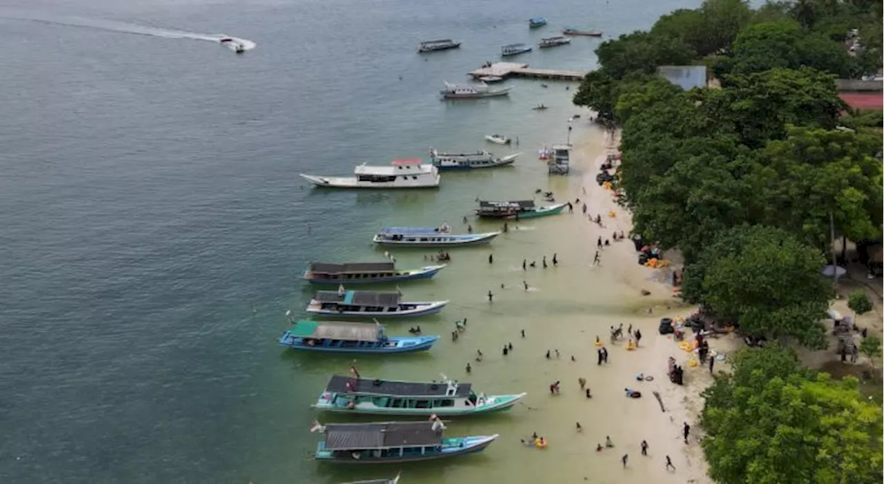 Petugas Polairud Polda Lampung Memantau Peningkatan Pengunjung Objek Wisata di Pesisir Teluk Lampung